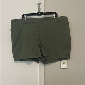 Westbound Woman Park Avenue Fit Shorts. Olive Green. Size 22W.